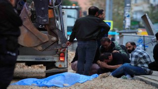 Ekmek almaya giderken kepçenin altında kalan yaşlı adam hayatını kaybetti