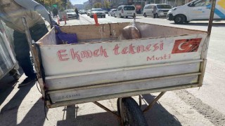 ‘Ekmek Teknesi yazılı el arabası ile her gün saatlerce atık malzeme topluyor