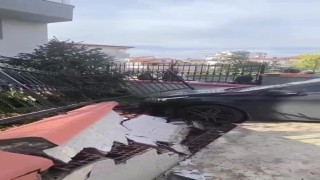 El freni çekilmeyen otomobil bahçe duvarını yıktı