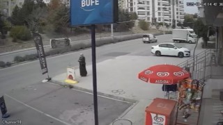 Elazığda aracın yan yattığı kaza kamerada