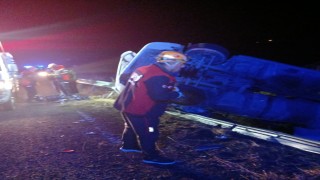 Elazığda bariyerlere çarpan kamyon devrildi: 1 yaralı