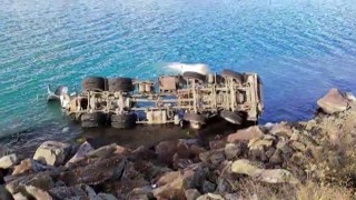 Elazığda beton mikseri göle uçtu: 1 yaralı