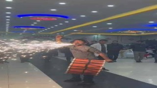 Elazığda davulcu, figürleri ile düğünlere renk katıyor