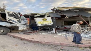 Elazığda freni patlayan kamyon fırına daldı