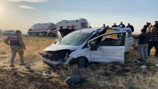 Elazığda hafif ticari araç  tarlaya uçtu: 3 yaralı