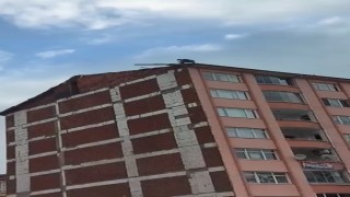 Elazığda inşaat işçisinin tehlikeli çalışması