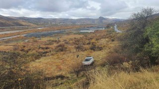 Elazığda kamyonet şarampole uçtu