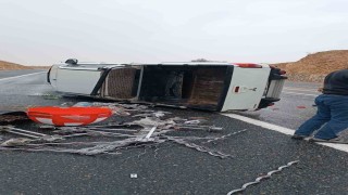 Elazığda kaygan yolda kamyonet devrildi