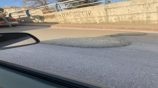 Elazığda mikserden taşan beton asfalt yola döküldü