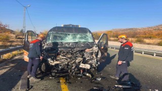 Elazığda minibüs ile kamyon çarpıştı: 1 yaralı