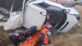 Elazığda pikap şarampole uçtu: 2 yaralı