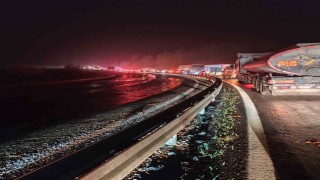 Elazığda tır devrildi: Kilometrelerce araç kuyruğu oluştu