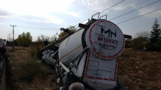 Elazığda tır elektrik direğine çarptı: 1 yaralı