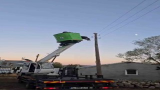 Elektrik direğinde mahsur kalan kediyi ekipler kurtardı