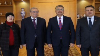 Emekli Müdür Ahmet Urfalı eserlerini Rektör Kızıltopraka takdim etti