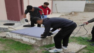 Emette Mesleki ve Teknik Anadolu Lisesi öğrencileri eski ve riskli rögar kapaklarını yenileriyle değiştirdi