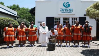 Emine Erdoğan Güney Afrikada Yunus Emre Enstitüsünü ziyaret etti