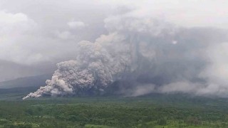 Endonezyada Semeru Yanardağı patladı, alarm seviyesi en yüksek düzeye çıkarıldı