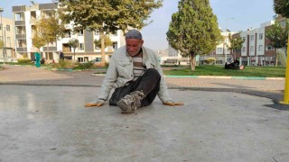 Engelli yaşlı adam sürünerek yaşıyor