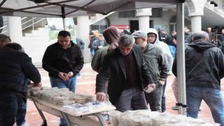 Erbaa Belediyesi şehitler için helva ikram etti