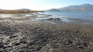 Erçek Gölünde su çekilince mikrobiyalitler ortaya çıktı