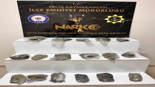 Ercişte bir kamyonetin lastiğinde 4 kilo 400 gram esrar ele geçirildi