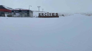 Erciyes güne beyaz örtüyle uyandı
