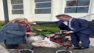 Erenlerde gönülleri ısıtan anlar: Makam aracını yaşlı kadına tahsis etti