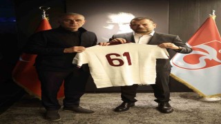 Ertuğrul Doğan, TFF Başkanı Hacıosmanoğluna forma hediye etti