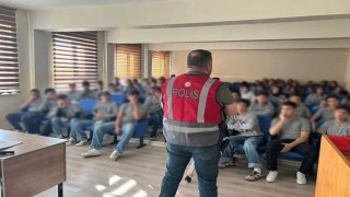 Erzincan çocuk polisi öğrencileri bilgilendirmeye devam ediyor