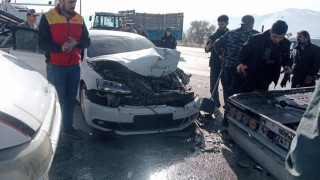 Erzincanda askeri araç, traktör ve otomobil çarpıştı: 2 yaralı