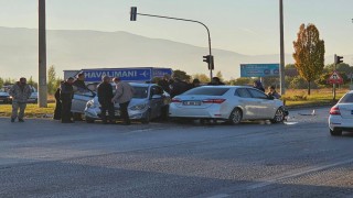 Erzincanda iki otomobil çarpıştı: 5 yaralı