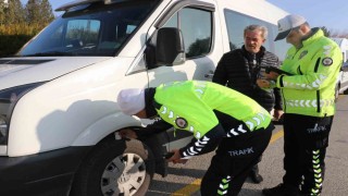 Erzincanda okul servislerine kış lastiği denetimi yapıldı