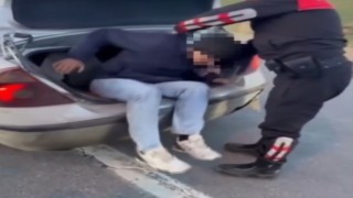 Erzincanda otomobilin bagajında 2 kaçak göçmen yakalandı