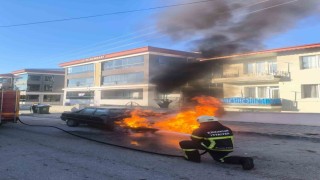 Erzincanda park halindeki araç yandı