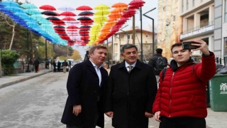 Erzincanda rengârenk şemsiyelerle kaplanan sokak ilgi görüyor