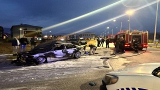 Erzincanda seyir halindeki otomobil alev aldı: 2 kişi son anda kurtuldu