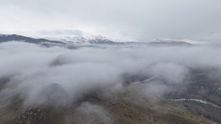 Erzincanda sis bulutları doğayı masalsı bir görünüme bürüdü