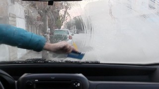 Erzincanda soğuk hava etkili oldu: Araç camları buz tuttu