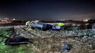 Erzincanda takla atan otomobilde 2 kişi yaralandı