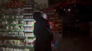 Erzincanda vatandaşlar marketlerde cep telefonu ışığıyla alışveriş yaptı