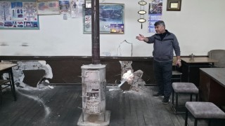 Erzincanda yıkım faciasından dönüldü: Müşteriler çaylarını bırakıp canlarını kurtardı