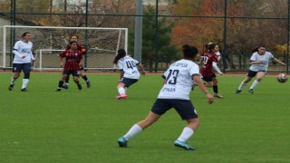 Erzincanın kızları Ağrıya 5-0 yenildi