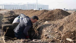 Erzurumda kış öncesi mezar hazırlığı