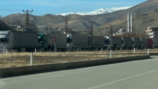 Esenderede tır kuyruğu 2 kilometreyi buldu