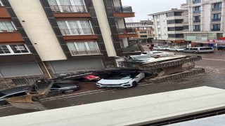 Esenyurtta tır dorsesindeki iş makinesi devrildi: 2 otomobil hasar gördü