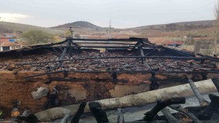 Eski kıyafetleri tandırda ateşe verdi, çatı alev alev yandı