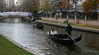 Eskişehirde soğuk havaya rağmen gondol keyfi yaptılar