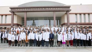 ESOGÜlü genç diş hekimi adayları beyaz önlüklerini giydi