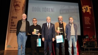 ETÜ öğretim üyesi Prof. Dr. Murat Kacıroğluna edebiyat eleştirisi ödülü